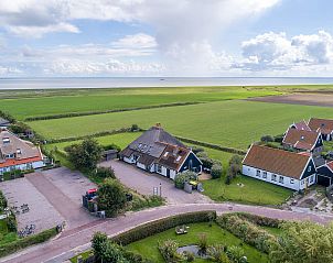 Straatbeeld van 13 - Dukaat - allotment, vakantiehuis Oosterend, Texel met omliggende woningen en natuur.