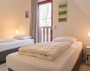 Ruime slaapkamer met balkon in Type I - nr. 49 Kragenmaker, Oosterend Texel, vakantiehuis op de Waddeneilanden.