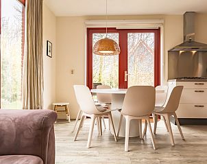 Eethoek van vakantiehuis Type II - nr. 81 Witte Kwikstaart in Oosterend, Texel, met uitzicht op de tuin.