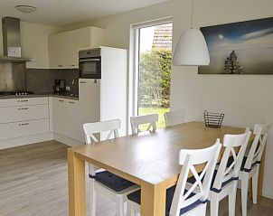 Moderne keuken in Type I - nr. 89 Leeuwerik, vakantiehuis in Oosterend, Texel, met eethoek en veel natuurlijk licht.