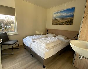 Slaapkamer met tweepersoonsbed in Vuurtoren vakantiehuis, Oosterend, Texel voor ultiem comfort.