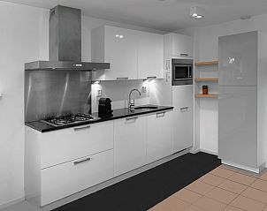 Moderne keuken in Type II+ - nr. 91 Dwergstern vakantiehuis Oosterend, Texel met strakke afwerking.