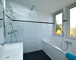 Stijlvolle badkamer in Type II+ - nr. 91 Dwergstern vakantiehuis Oosterend, Texel met douche en bad.