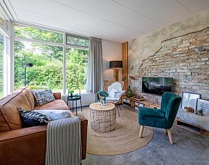 Gemtliches Wohnzimmer im Bungalowpark De Toes - Zeewier, Oosterend Texel mit Blick auf die Natur.