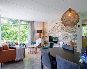 Heller Wohnraum mit komfortablen Mbeln im Bungalowpark De Toes - Zeewier, Oosterend Texel.