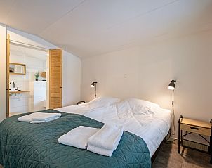 Komfortables Schlafzimmer im Bungalowpark De Toes - Zeewier, Oosterend Texel mit Doppelbett.
