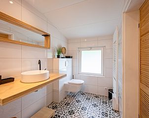 Stilvolles Badezimmer mit modernen Annehmlichkeiten im Bungalowpark De Toes - Zeewier, Oosterend Texel.