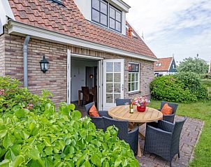 Zonnig terras bij De Waddenschelpjes - De Mossel in Oosterend, Texel met comfortabele zitplaatsen.