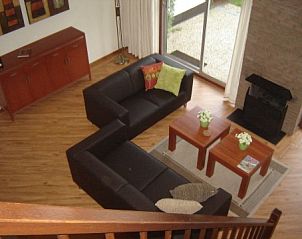 Stijlvolle woonkamer in Bungalowpark Gortersmient, Texel, biedt een knusse sfeer voor ontspanning in het Dennenbos.