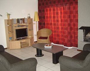 Comfortabele zithoek in Bungalowpark Gortersmient, Texel, nodigt uit tot ontspanning in het Dennenbos.