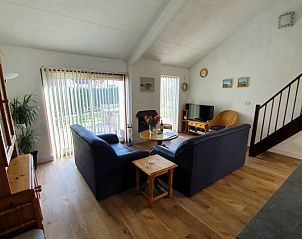 Lichte leefruimte in Alkema bungalowverhuur Gortersmient, Texel, met comfortabele banken.