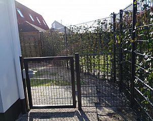 Veilig omheinde tuin bij Alkema bungalowverhuur Gortersmient, Texel, ideaal voor privacy.