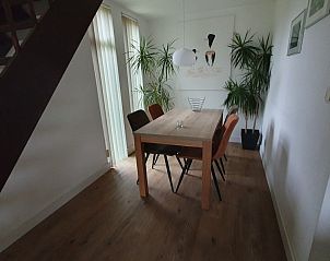 Eetkamer in Alkema bungalowverhuur Gortersmient, Texel, met moderne inrichting en planten.