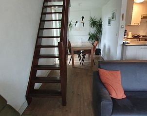 Interieur van Alkema bungalowverhuur Gortersmient, Texel, met trap naar bovenverdieping.