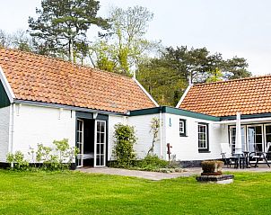 Rustiek terras bij Het Rge Landje vakantiehuis in Dennenbos Texel met groene tuin.