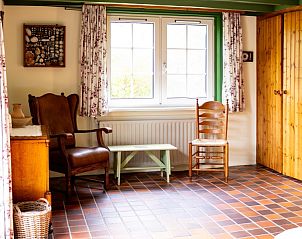 Ruime slaapkamer in Het Rge Landje vakantiehuis Dennenbos Texel met vintage meubels.