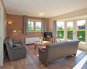 Gemtliches Wohnzimmer im Ferienhaus 8690 - Junier - Huisman, Zuid-Eierland, Texel, mit viel Tageslicht und Blick auf den Garten.