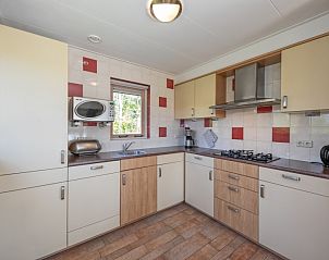 Moderne Kche im Ferienhaus 8690 - Junier - Huisman, Sd-Eierland, Texel, mit viel Stauraum und voller Ausstattung.