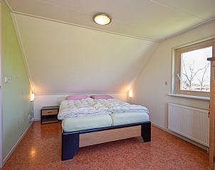 Komfortables Schlafzimmer im Ferienhaus 8690 - Junier - Huisman, Sd-Eierland, Texel, mit Doppelbett und viel Tageslicht.