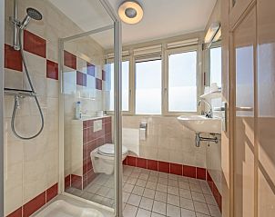 Modernes Badezimmer im Ferienhaus 8690 - Junier - Huisman, Sd-Eierland, Texel, mit Glasduschkabine und viel Tageslicht.