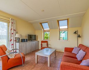 Gemtliches Wohnzimmer im Ferienhaus De Vijf Sterren Zuid-Eierland Texel mit bequemen Sitzgelegenheiten.