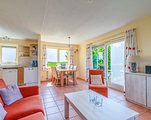 Offene Kche und Essbereich des Ferienhauses De Vijf Sterren in Sd-Eierland Texel mit Blick auf die Natur.