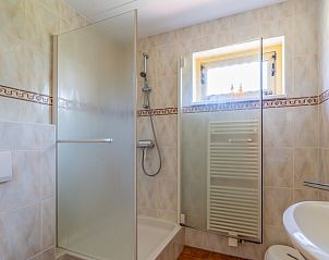Stilvolles Badezimmer im Ferienhaus De Vijf Sterren Zuid-Eierland Texel mit Dusche und Waschbecken.