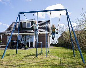 Kinder spielen auf einer Schaukel in Duunkruud in Sd-Eierland, Texel.