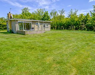 Ferienhaus Slufterbungalows 258 auf Texel mit groem Rasen und umgeben von Natur im Bungalowpark Slufteroord.