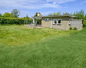 Sonniger Garten bei Slufterbungalows 258, Bungalowpark Slufteroord, Zuid-Eierland, Texel, ideal zum Entspannen.