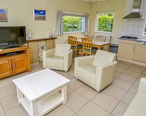 Offener Wohnbereich in den Slufterbungalows 258, Bungalowpark Slufteroord, Texel mit gemtlicher Sitzecke und Essbereich.