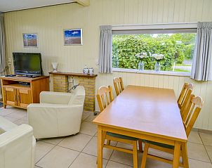 Gerumiger Esstisch in den Slufterbungalows 258, Bungalowpark Slufteroord, Texel mit Blick auf den Garten.