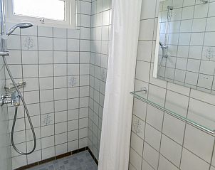 Stilvolles Badezimmer mit Dusche in Slufterbungalows 258, Bungalowpark Slufteroord, Texel.