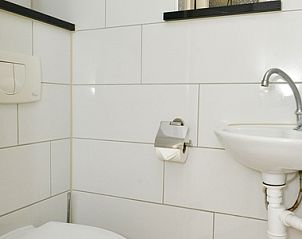 Modernes Badezimmer mit Toilette in 3980 Bauernhof Leiden, Sd-Eierland, Texel