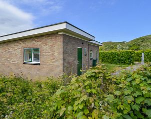 Seitenansicht der Slufterbungalows 360 im Bungalowpark Slufteroord, Texel, mit Terrasse und grner Umgebung in Sd-Eierland.