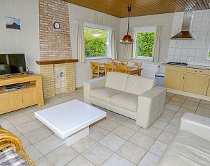 Gemtliches Wohnzimmer in Slufterbungalows 360, Bungalowpark Slufteroord, Texel, mit komfortabler Sitzecke in Sd-Eierland.