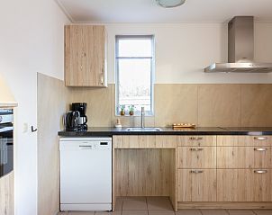 Moderne Kche im Pflegeheim De Triaan, Ferienhaus in Zuid-Eierland, Texel.