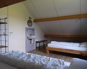 Gemtliches Mansardenzimmer mit Waschbecken im Pflegeheim De Triaan, Ferienhaus in Zuid-Eierland, Texel.