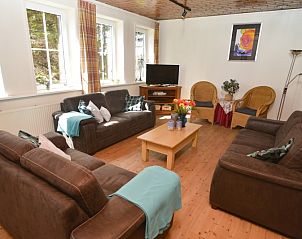 Gemtliche Sitzecke im Ferienhaus De Oorsprong, Zuid-Eierland, Texel mit groen Fenstern und viel Licht.