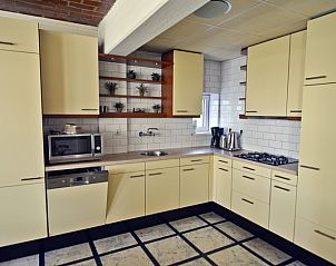 Moderne Kche im Ferienhaus De Oorsprong, Zuid-Eierland, Texel mit Einbaugerten und viel Schrankraum.