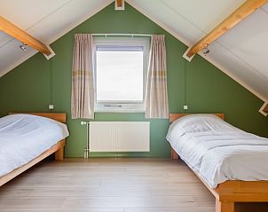Mansardenzimmer mit zwei Betten in De Triaan Ferienhuser, Ferienhaus in Zuid-Eierland, Texel.