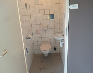 Gepflegt eingerichtetes Badezimmer in De Triaan Ferienhuser, Ferienhaus in Zuid-Eierland, Texel mit Toilette.