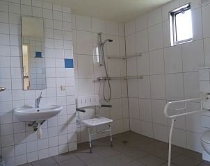 Barrierefreies Badezimmer in den Ferienhusern De Triaan, Ferienhaus auf Texel mit Dusche und Waschbecken.