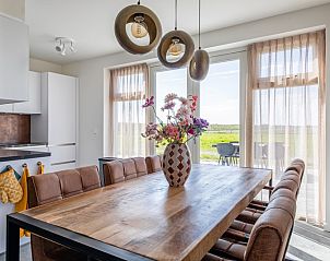 Stilvolles Esszimmer im Ferienhaus De Noordbunder, Zuid-Eierland, Texel mit Blick auf die Natur.