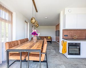 Moderne Kche und Esszimmer im Ferienhaus De Noordbunder, Zuid-Eierland, Texel.