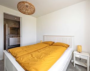 Gemtliches Schlafzimmer mit eigenem Bad im Ferienhaus De Noordbunder, Zuid-Eierland, Texel.