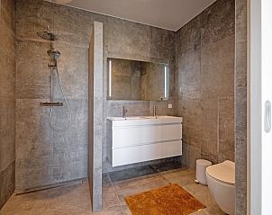 Modernes Badezimmer mit Doppelwaschbecken im Ferienhaus De Noordbunder, Zuid-Eierland, Texel.