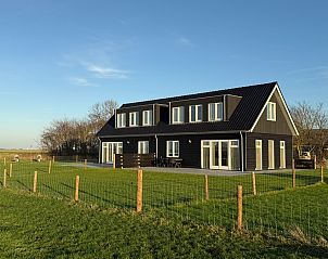 De Zuidbunder Ferienhaus in Sd-Eierland Texel mit moderner schwarzer Fassade und groem Garten.