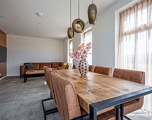 Stilvolles Esszimmer in De Zuidbunder, Texel, mit Holztisch und bequemen Sthlen.