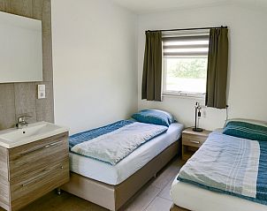 Schlafzimmer mit zwei Betten in 3901 Boerderij Leiden, Ferienhaus Zuid-Eierland, Texel.